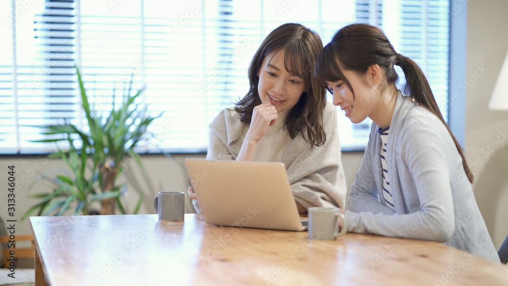 カフェでノートパソコンを操作している女性 カフェでノートパソコンを操作している女性