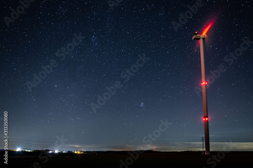 Windrad bei Sternennacht