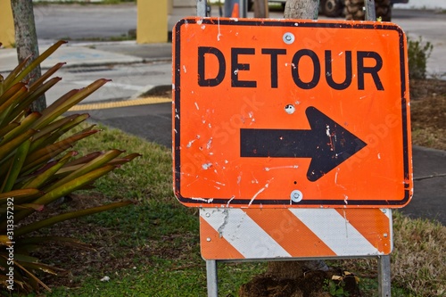 Detour sign right facing