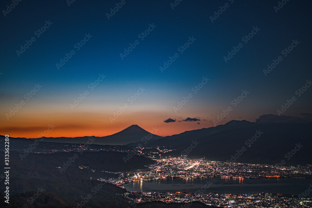 （パノラマ）高ボッチ高原から富士山を望む　夕暮れ