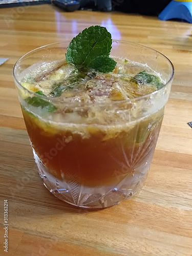 DISFRUTANDO UN TRAGO