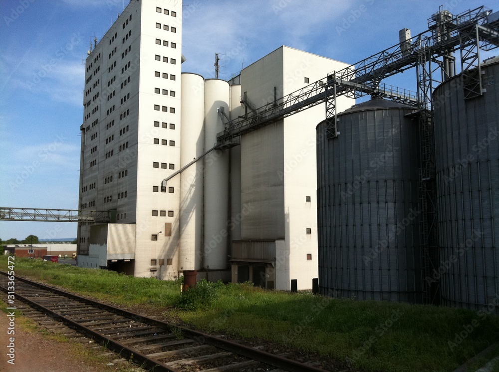 Fabrikgebäude am Kanal