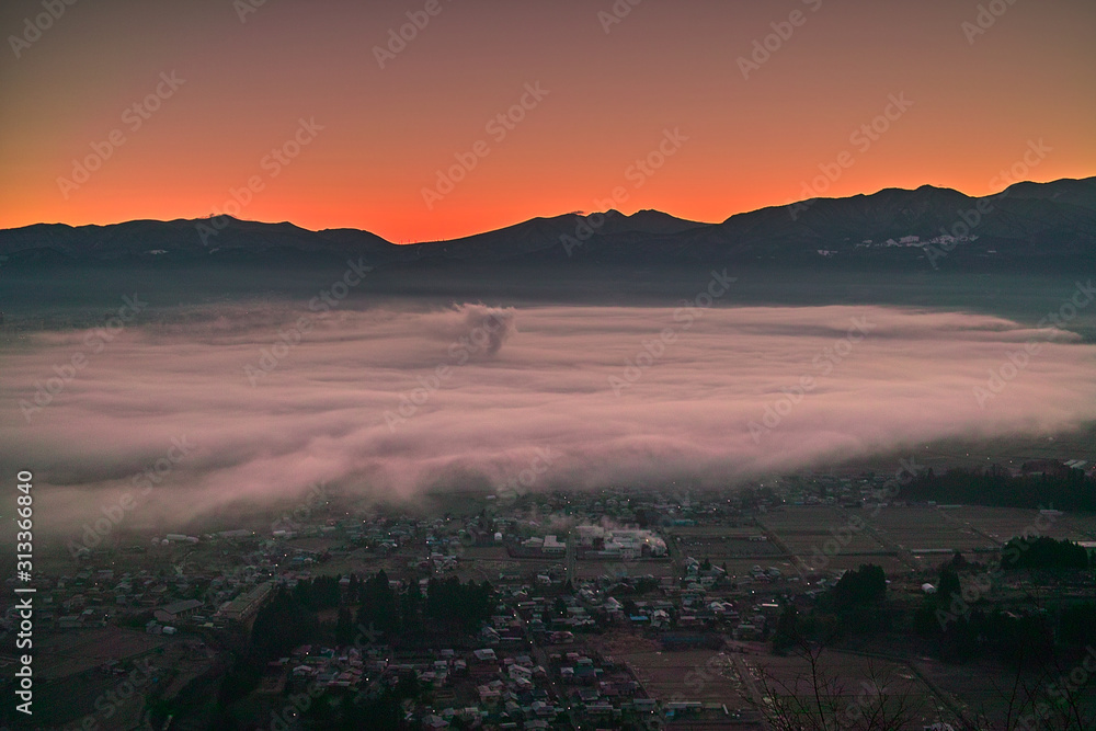 Fototapeta premium 富神山の頂上から見る山形市の夜明けの風景