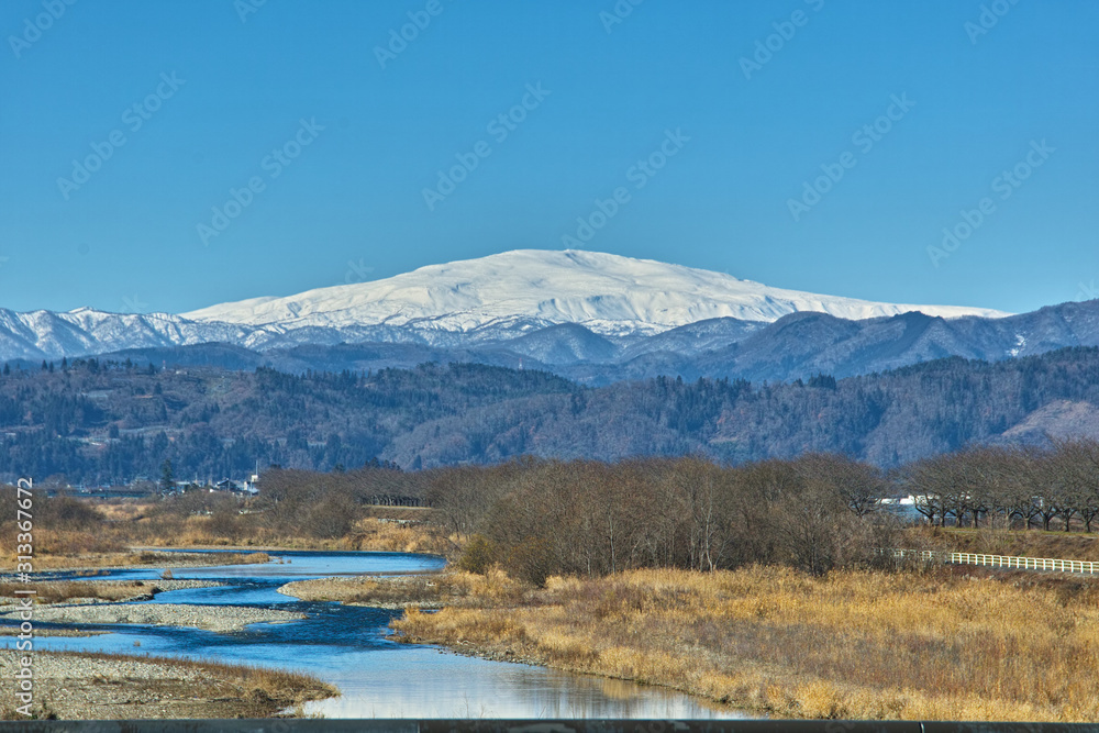 山形県の河北町から月山を望む