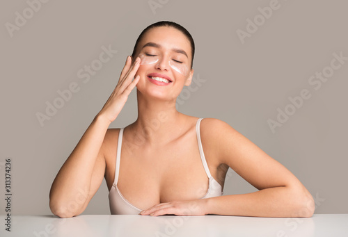 Obraz na płótnie Happy woman with collagen pads under eyes