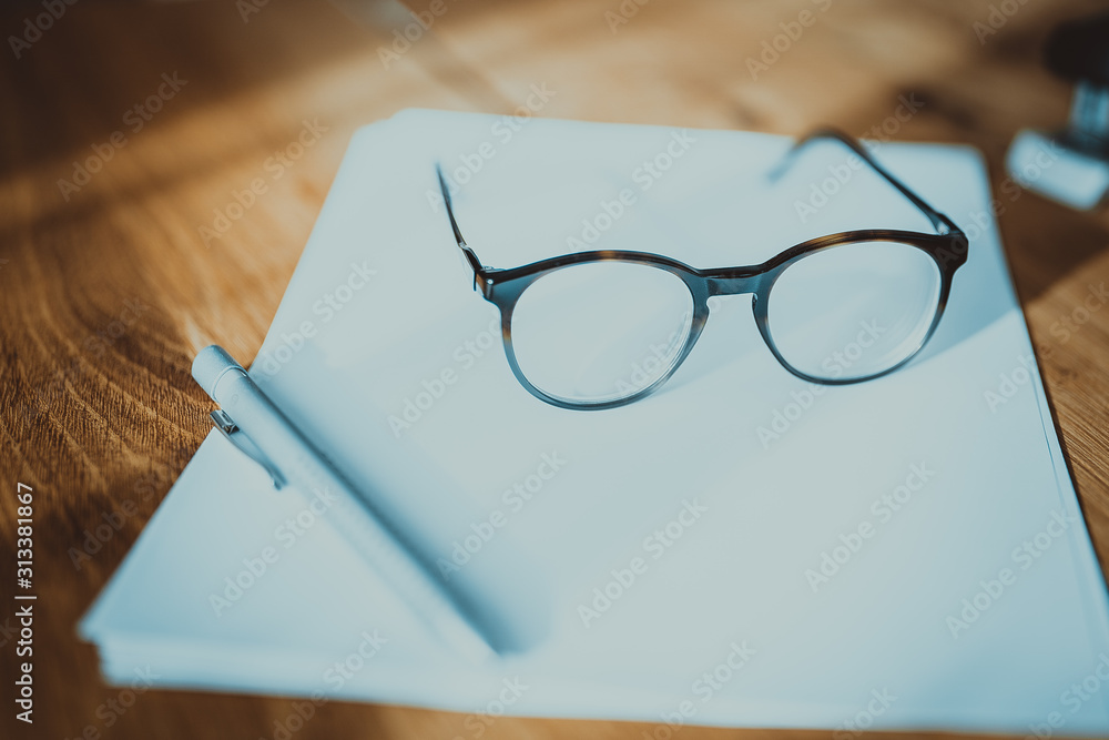 Smarte Brille mit Stift und Papier Smarte Brille mit Stift und Papier