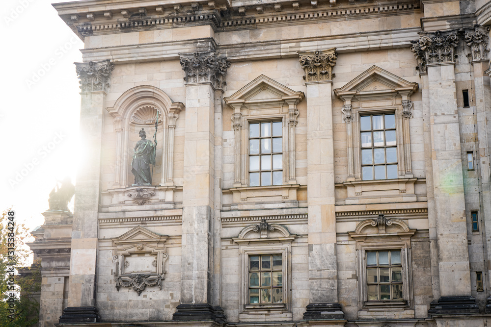 Obraz premium sun shining on a facade of an old historical building
