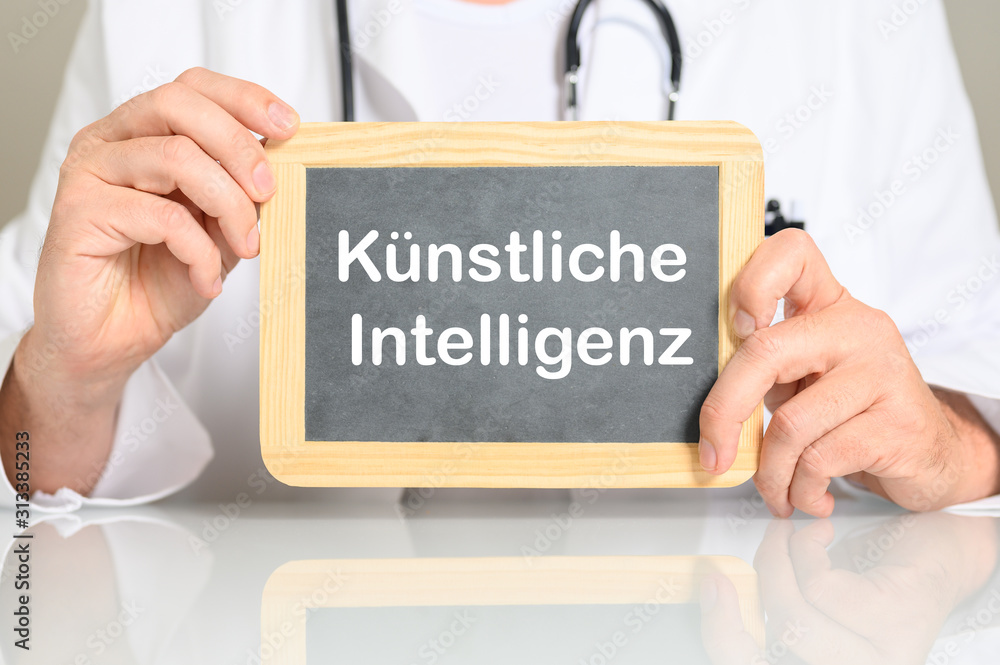 Arzt mit einem Schild Künstliche Intelligenz Arzt mit einem Schild Künstliche Intelligenz