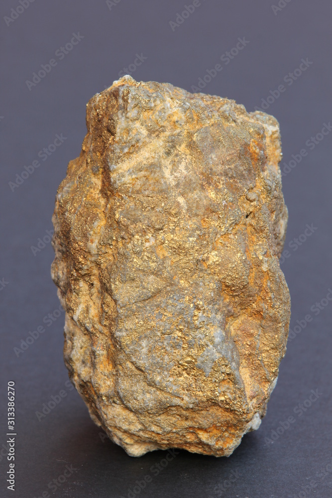 Stein mit Gold und Mineralien durchzogen Stein mit Gold und Mineralien durchzogen