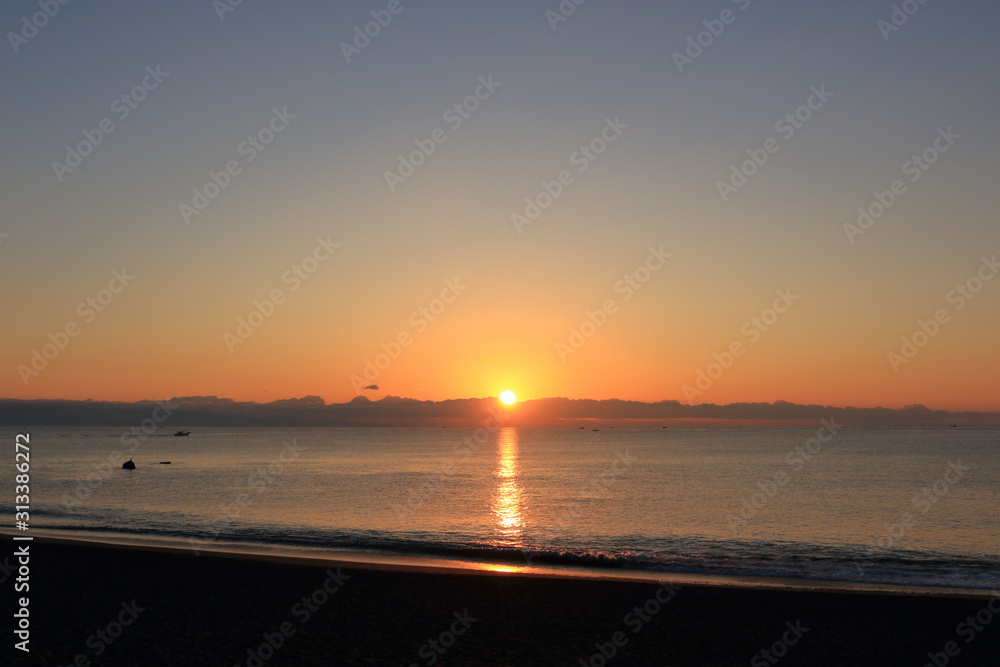 桂浜　海辺から朝日を眺める（高知県）