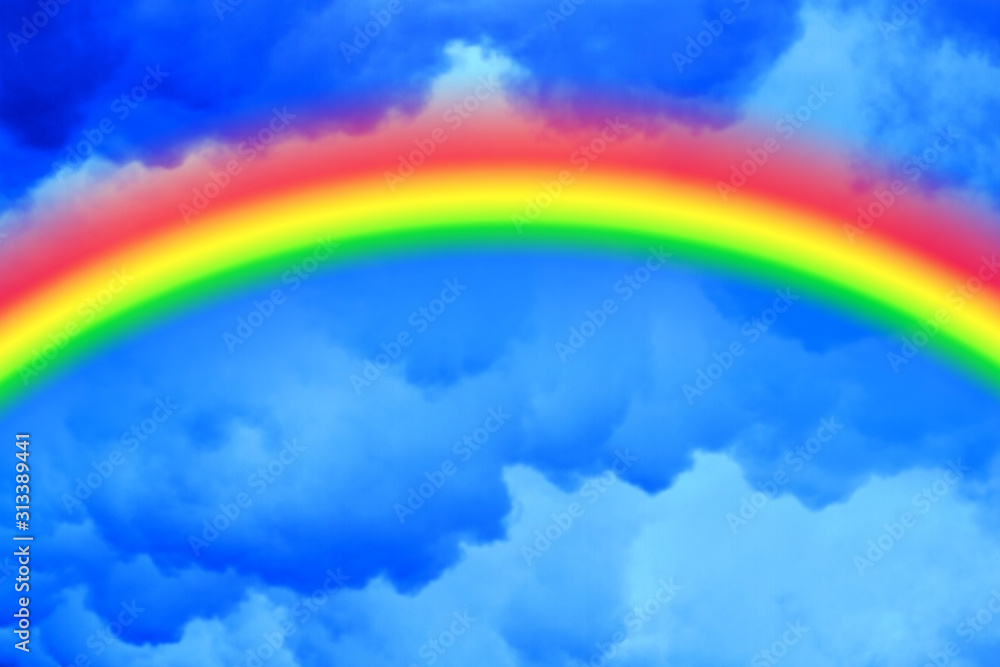 Unter dunklen blauen Wolken leuchtet ein Regenbogen. Unter dunklen blauen Wolken leuchtet ein Regenbogen.