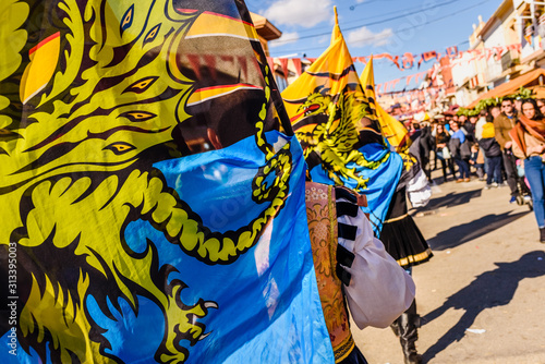 Fotografi Flags of the brotherhood of Sbandieratori Di Fivizzano parading in a medieval festival