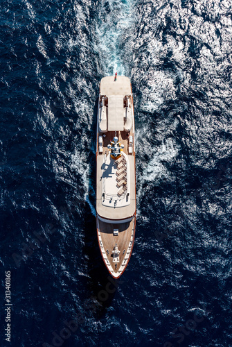 Aerial shot of a boat sailing on the sea at daytime © SPIX PRODUCTION