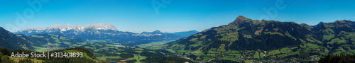 Panorama Kitzbühler Horn mit Kitzbühl rechts im Bild, Kaisergebirge links