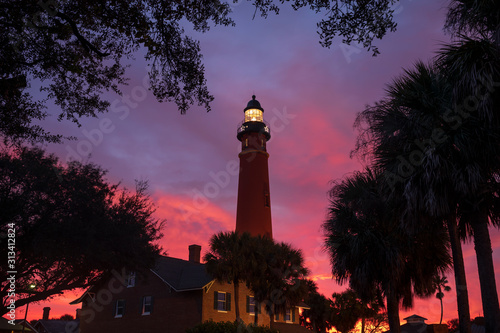 Fotografía The Ponce de Leon Inlet Light, a lighthouse and museum located near Daytona Beach in central Florida, glows during a morning sunrise