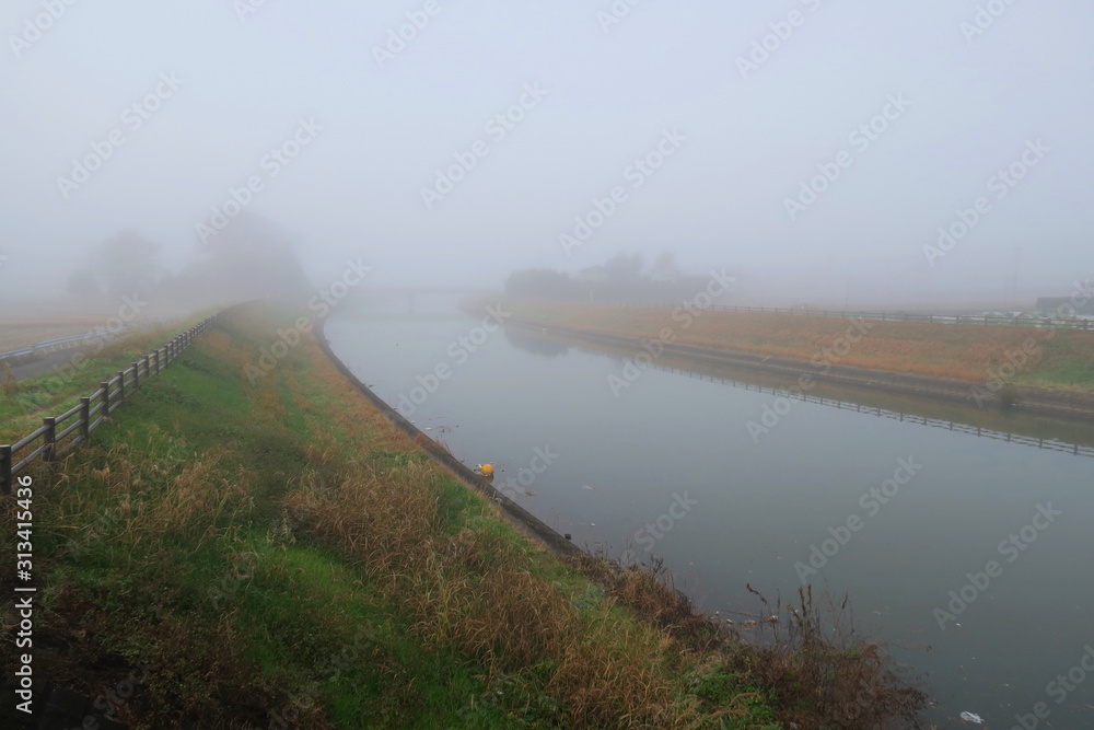 冬の朝霧の坂川放水路風景
