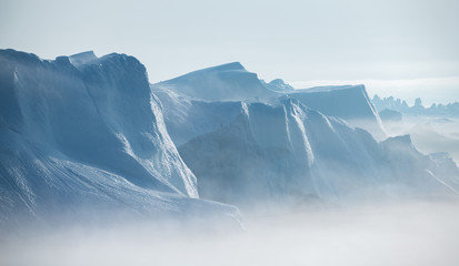 Poster Antarctica Imposante ijsbergen in poollandschap  © surangaw