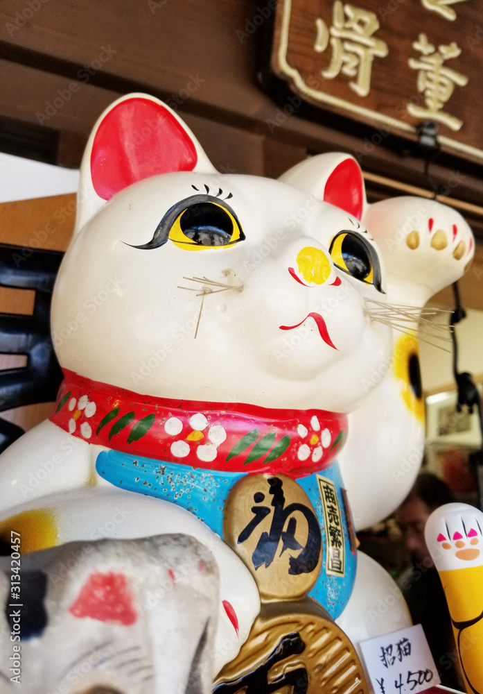 骨董店で売っている古い招き猫(アンティーク) Photos | Adobe Stock