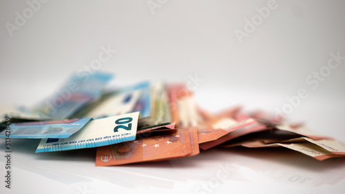 Euro Geld Scheine Bargeld vor weißen Hintergrund close-up photo