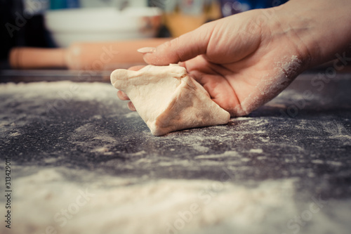 Foto hands of the girl sculpts pies from the dough