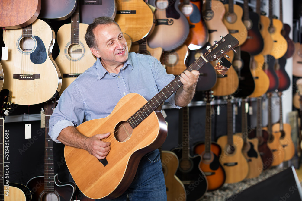 Obraz premium Man playing on acoustic guitar