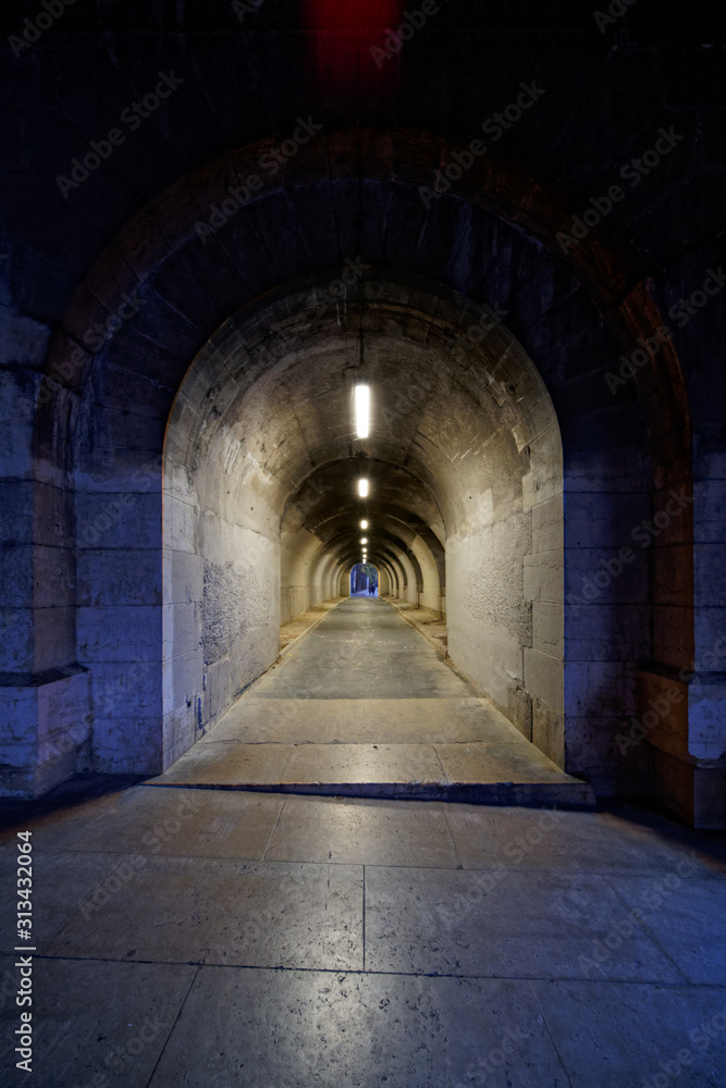 Tunnel paris le long des quais de Seine