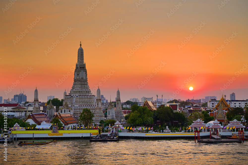 Landscape sunset at Wat Arun, Bangkok, Thailand.
