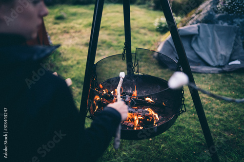 Marshmellow über dem Feuer