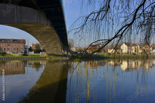 Sous le Pont Boussiron et saule pleureur à Conflans-Sainte-Honorine (78700), département des Yvelines en région Île-de-France, France 