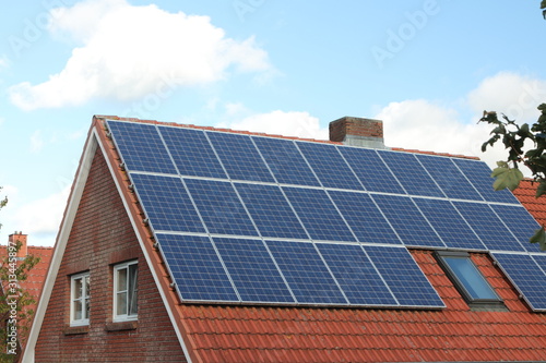 Dach mit Solaranlage, Photovoltaik, solar panel