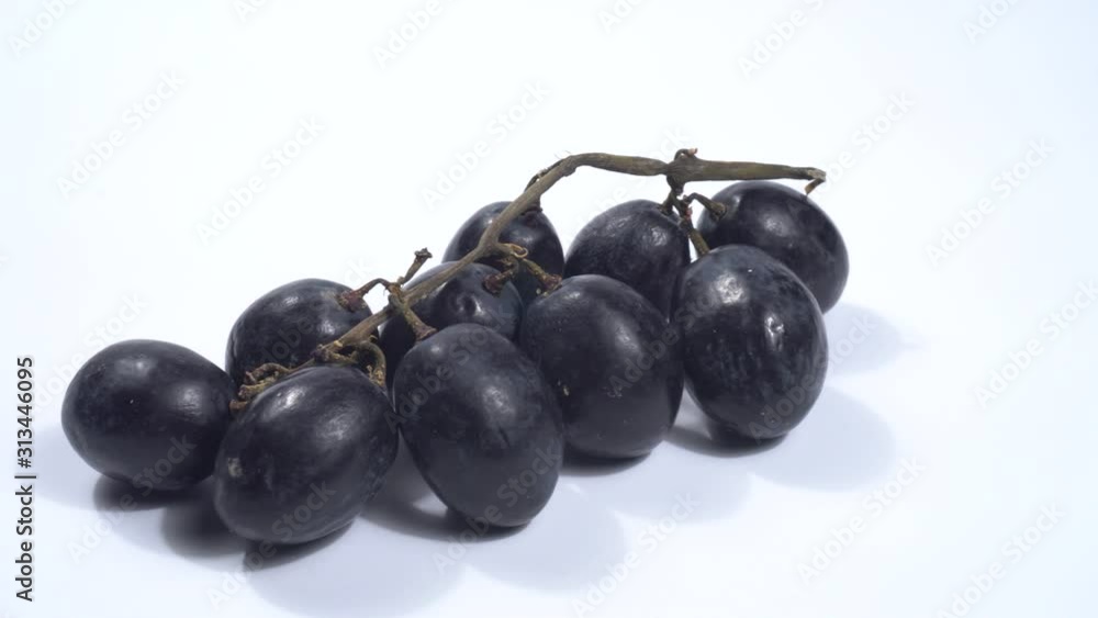 Uvas negras sobre fondo blanco Uvas negras sobre fondo blanco
