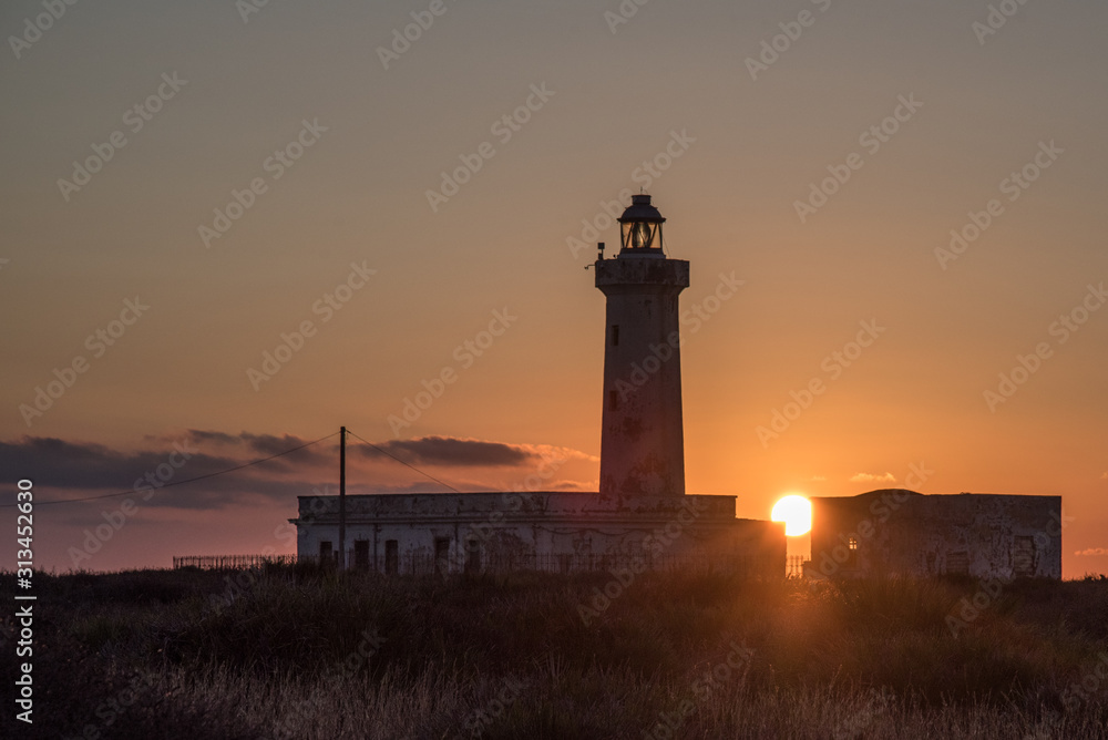 La magia del faro all'alba La magia del faro all'alba
