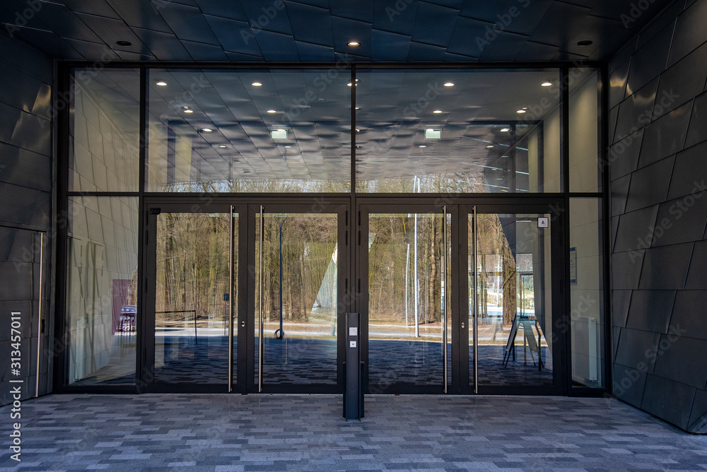 Eingang Glas Entree Türen großzügig modern Spiegelung Stock-Foto | Adobe  Stock