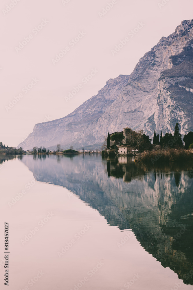 Obraz premium Italian Dolomites Lake in Trentino Alto Adige (riflessi sul lago, Dolomiti Italiane)