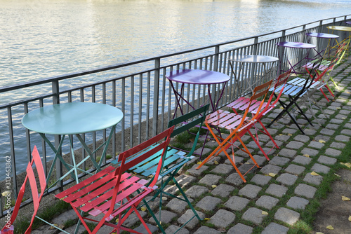 Tables colorées en bord de Seine à Paris