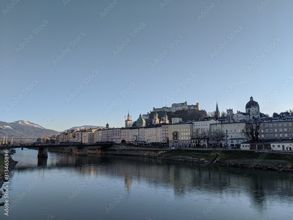 Blick über die Salzach auf die Altstadt von Salzburg mit den Türmen des Doms und der Festung Hohensalzburg