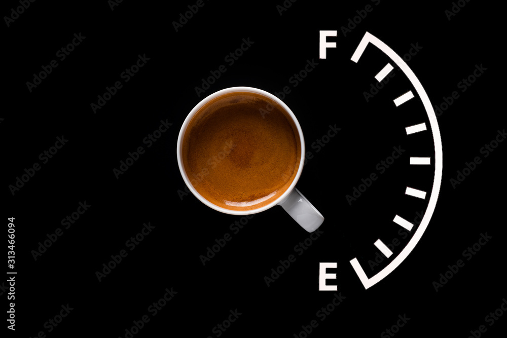 Fototapeta Filiżanka kawy na czarnym tle, energia pusta