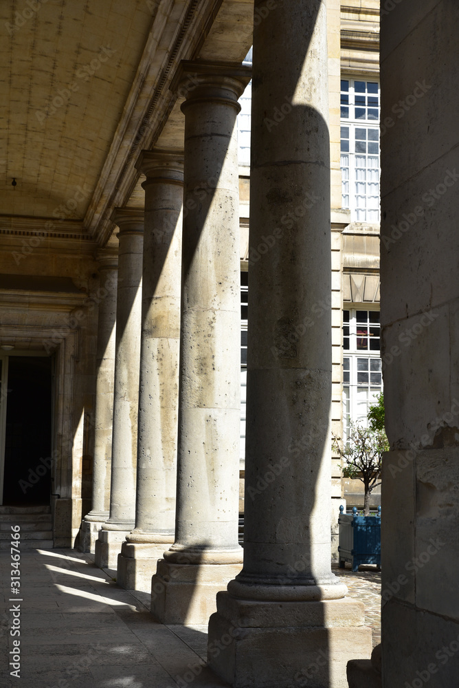 Fototapeta premium Colonnade en pierre