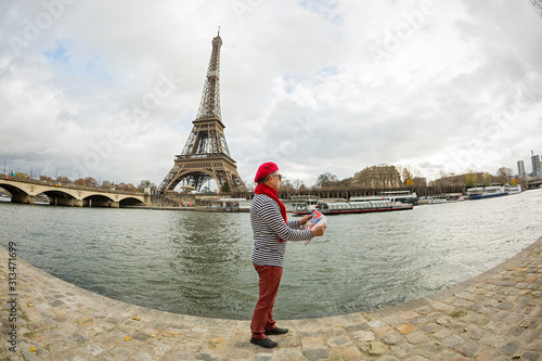 Man travels through Paris © Santorines