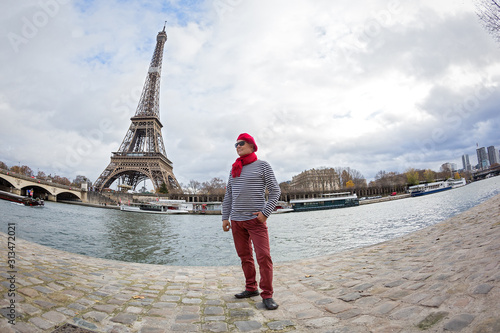 Man travels through Paris © Santorines