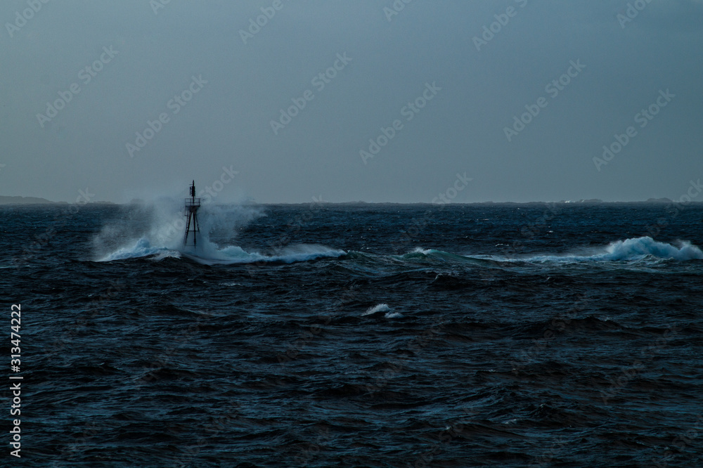 Naklejka premium Waves hitting the shore from a winter storm