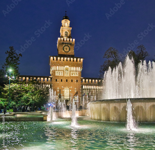 Springbrunnen vor dem Castello Sforzesco in Mailand 