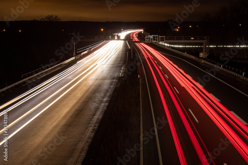 Autobahn im Dunkeln, Lichtbänder durch Scheinwerfer, lange Belichtung © Stockhausen