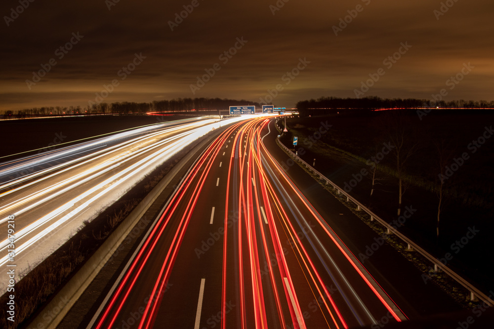 Autobahn im Dunkeln, Lichtbänder durch Scheinwerfer, lange Belichtung