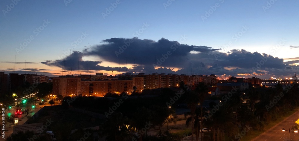 Vista panoramica de la ciudad de valencia de noche con nubes grises de fondo