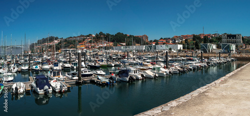 Barcos de recreio estacionados na marina da Afurada na cidade de V. N. Gaia, Portugal.