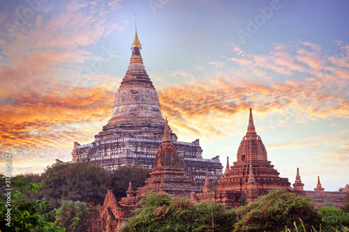 Obraz na plátně Colorful sunset sky above temples surrounded by green vegetation in old Bagan, Myanmar