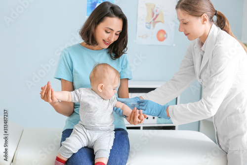 Pediatrician vaccinating li...