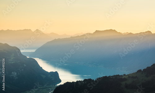 Foto scenic view of the swiss alps during late summer or autumn in the evening