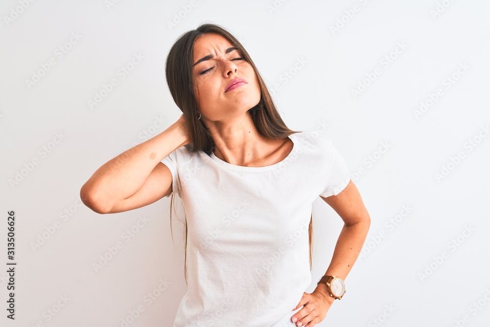 Young beautiful woman wearing casual t-shirt standing over isolated white background Suffering of neck ache injury, touching neck with hand, muscular pain Young beautiful woman wearing casual t-shirt standing over isolated white background Suffering of neck ache injury, touching neck with hand, muscular pain
